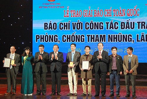 Chủ tịch nước Trần Đại Quang trao giải cho các tác giả đạt giải A